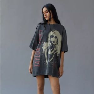 Red (Taylor’s Version) UO Exclusive Taylor Swift Graphic T-Shirt Dress